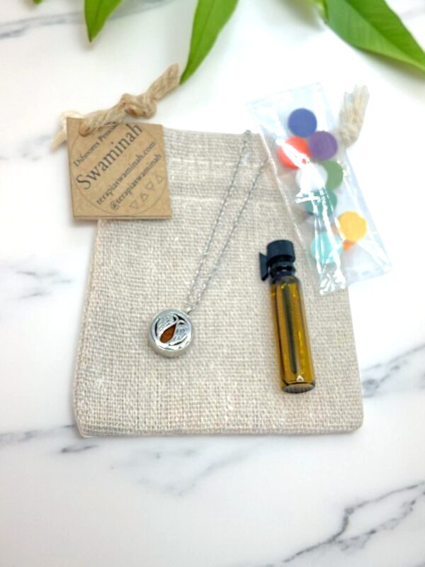 Colar Difusor com Asa Prateada para Aromaterapia
