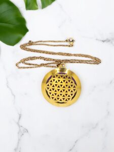 Colar de aromaterapia em aço dourado com pingente grande Flor da Vida. Joia terapêutica da Swaminah com corrente delicada e design de geometria sagrada para uso de óleos essenciais