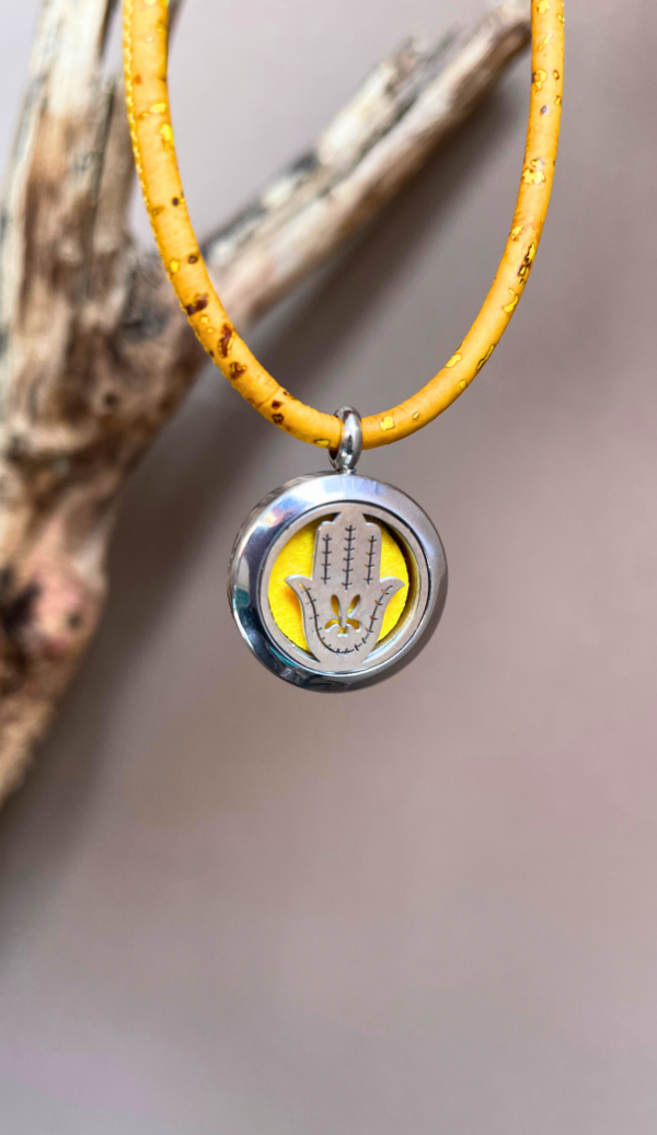 Design sem nome (15) Colar Difusor Mão de Fátima (Hamsá) - Cortiça Portuguesa