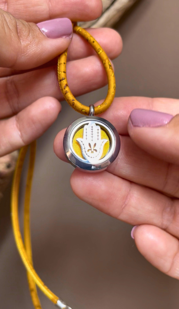 Design sem nome (16) colar para oleos essenciais de mao de fátima em cortiça