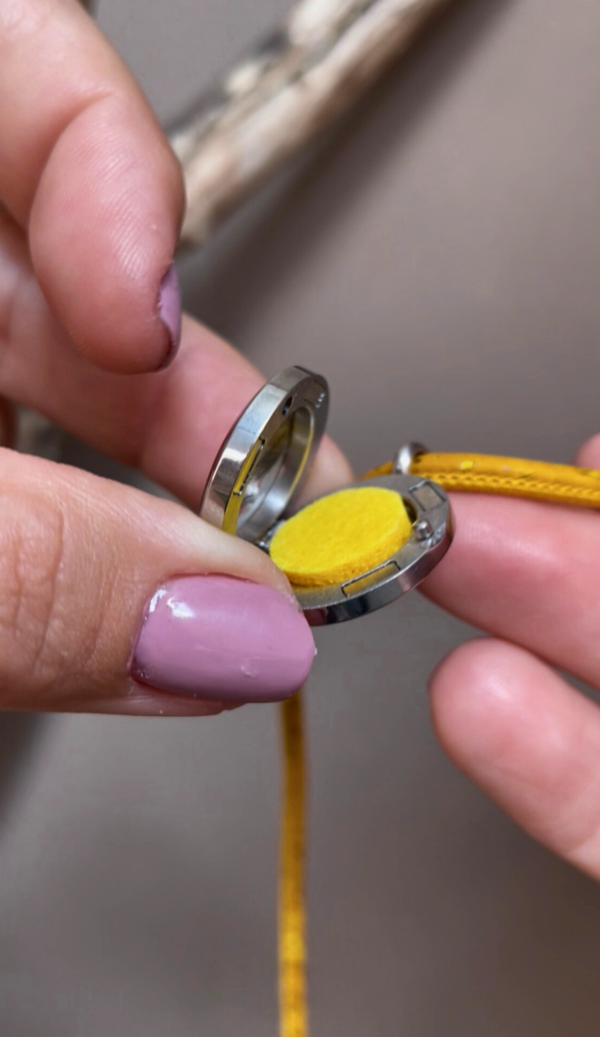 Colar Difusor Mão de Fátima (Hamsá) - Cortiça Portuguesa