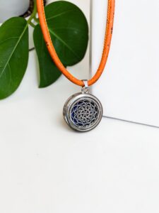 colar difusor para óleos essenciais com fio de cortiça