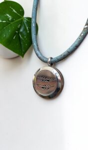 colar para aromaterapia de penas e cortiça portuguesa