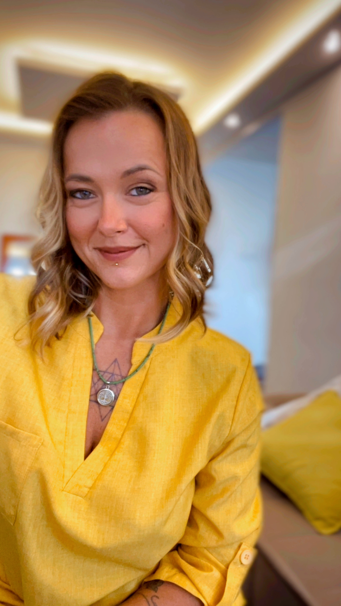 Mulher usando colar artesanal da Linha Vahani, demonstrando o caimento leve e elegante do acessório de cortiça portuguesa sobre o look.