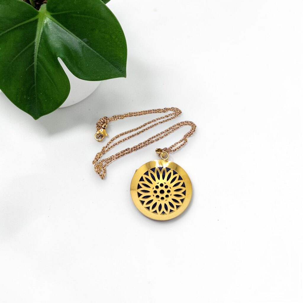 colar difusor dourado em aço cirurgico swaminah margarida