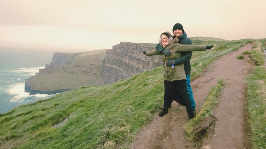 Fundadora da Swaminah e seu marido nos penhascos da Irlanda - A Jornada de Um Vaso que Precisou Trincar