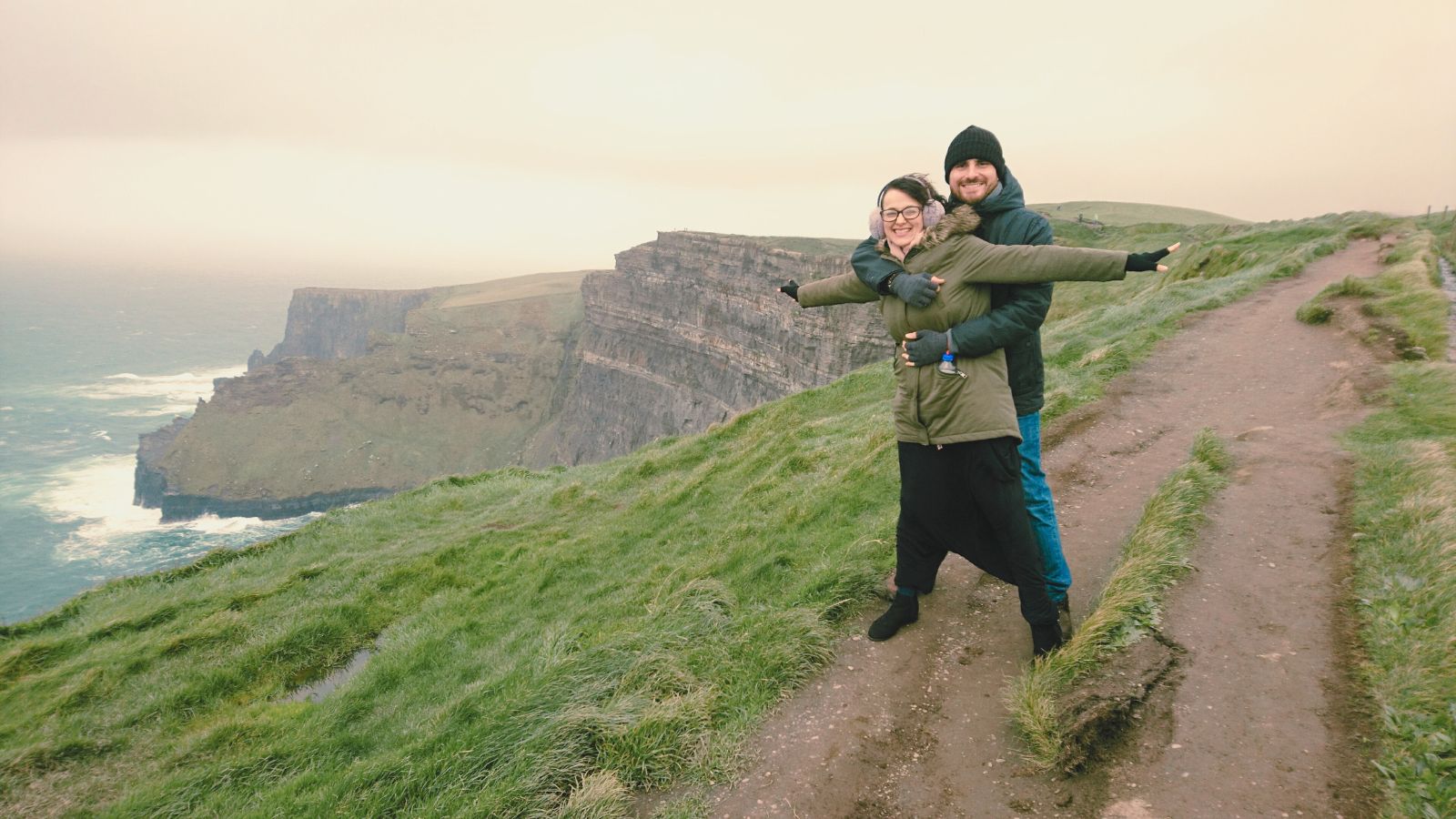 Fundadora da Swaminah e seu marido nos penhascos da Irlanda - A Jornada de Um Vaso que Precisou Trincar