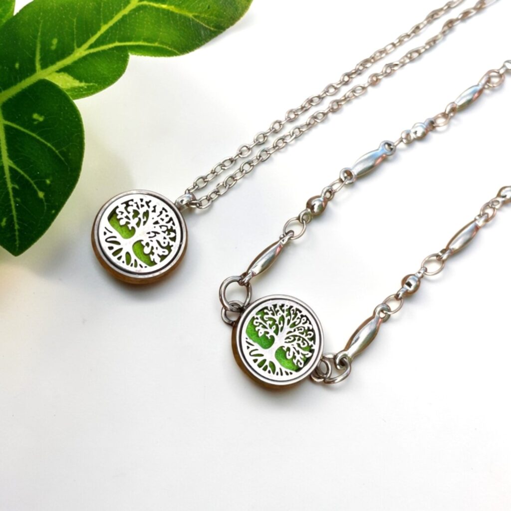 Conjunto de colar e pulseira difusores em prata com símbolo Árvore da Vida da Swaminah, acessórios para aromaterapia com óleos essenciais.